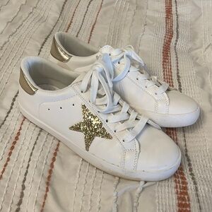 5 for $5 EUC white sneakers with gold star detail. White. Size 7